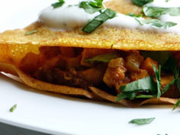 Crêpes à la farine de lentilles corail, curry poulet, patate douce et courgette