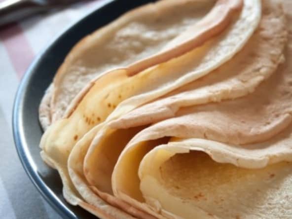 pâte à crêpes avec du lait ou avec de l'eau, sucrée ou salée