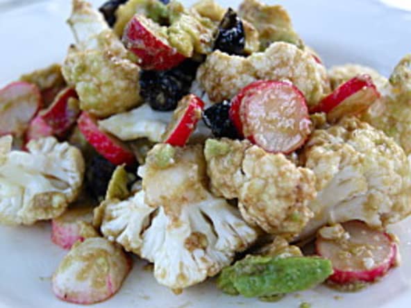 Salade d'hiver au chou fleur, radis et avocat