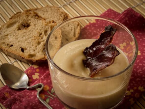 Velouté de topinambours et ses chips de magret de canard fumé.