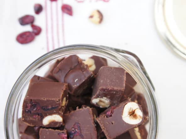 Fudge au chocolat, cranberry et noisette
