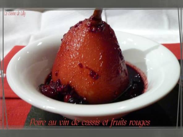 Poires au vin de cassis et aux fruits rouges