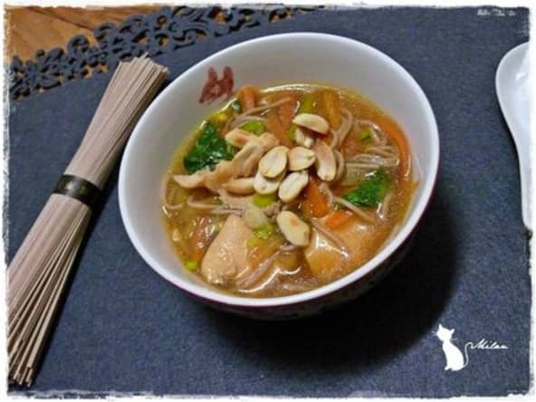 Soupe au poulet et aux nouilles Soba