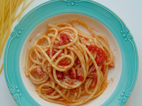 Bucatini all'amatriciana, guanciale et tomates pelées