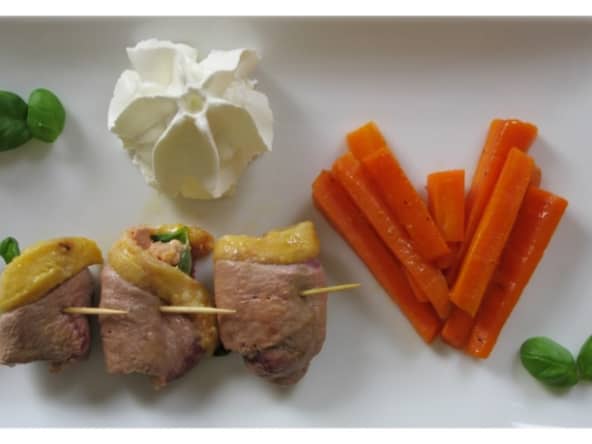 magret de canard roulé au foie gras et basilic, carottes glacées et chantilly au basilic