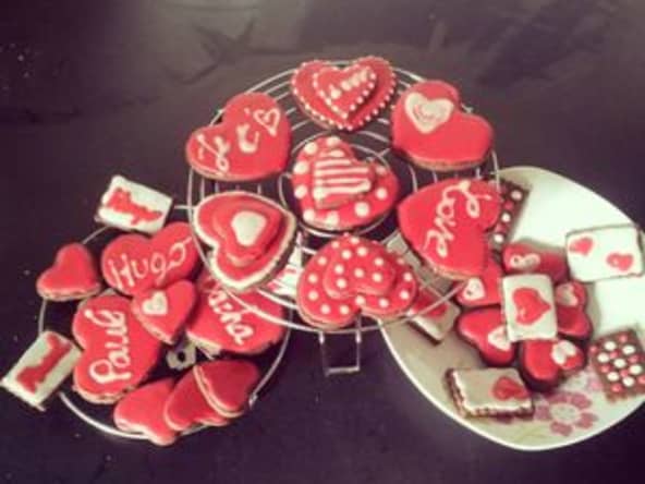 Biscuits chocolat et glaçage framboise