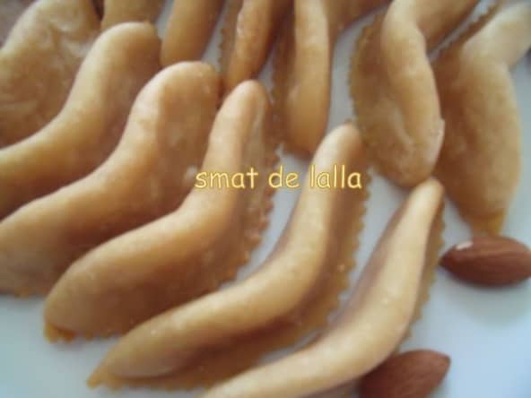 Cornes de gazelle aux amandes pralinées pour accompagner le thé