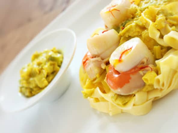 Fondue de poireaux et St. Jacques au safran, sur un lit de tagliatelles