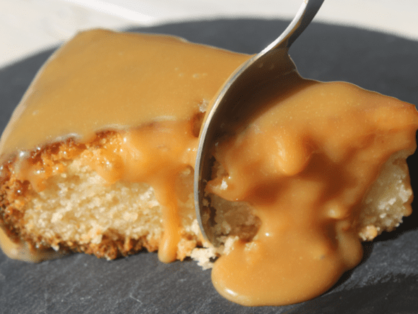 Gâteau recouvert d'un glaçage au caramel au beurre salé et au chocolat blanc