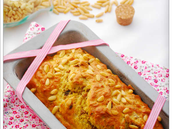 Cake improvisé au thon, sel au piment d'espelette, pignons et tomates séchées
