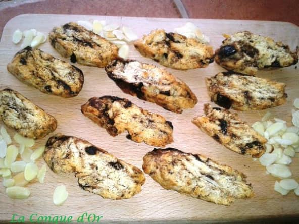 Petits croquants salés aux olives et aux amandes