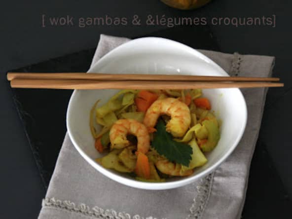 Wok aux gambas et légumes croquants, chou blanc, pousse de soja, carotte