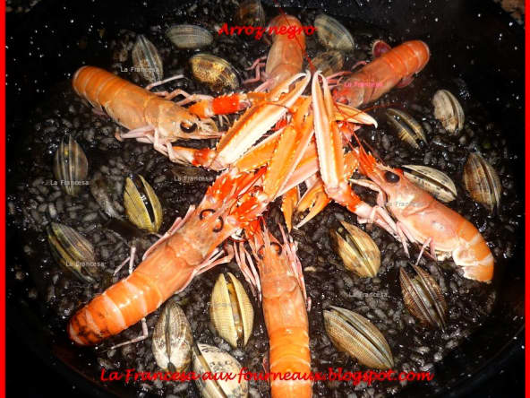 Arroz negro : paella de fruits de mer à l'encre de seiche