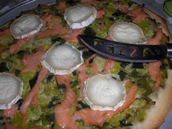 Pizza poireau, saumon et chèvre