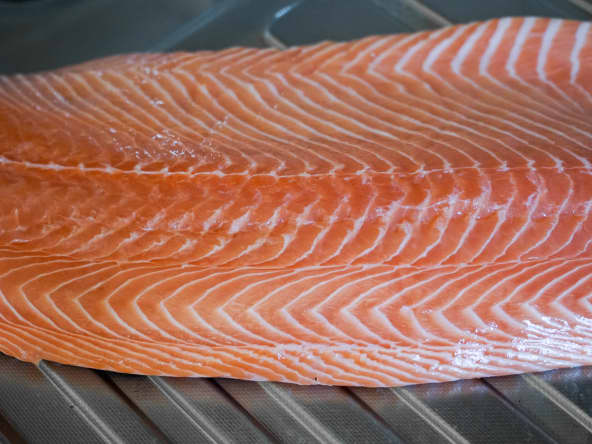 Lever des filets de saumon