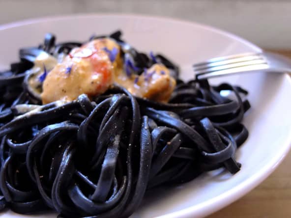 Pâtes noires aux Saint-Jacques et au safran