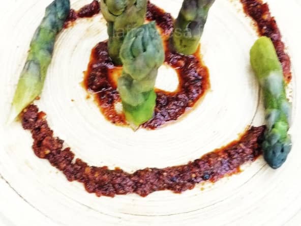 Asperges vapeur sauce salvitjada, le pesto catalan