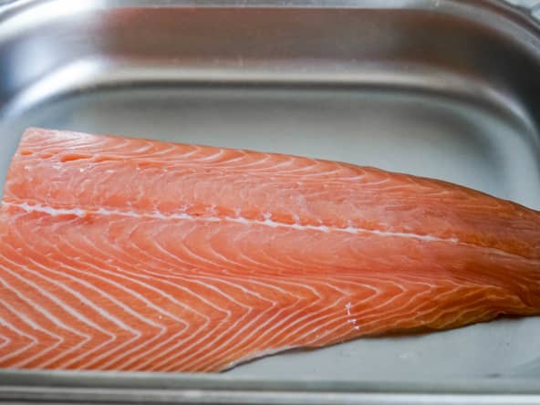 Oter la peau et dégraisser un filet de saumon