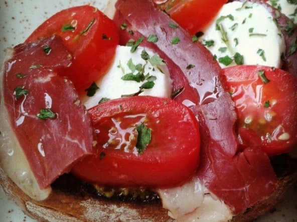 Tartines de tomates mozzarella au magret fumé