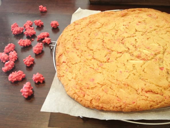 Le Giant Cookie de Laura Todd au chocolat blanc et éclats de pralines roses