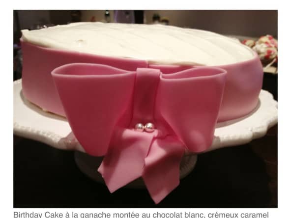 Gâteau moelleux à la ganache montée au chocolat blanc, crémeux caramel et son noeud en pate à sucre