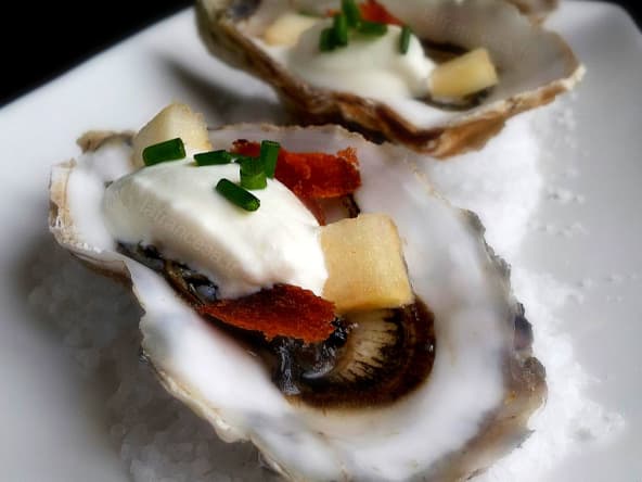 Huîtres à la crème de raifort, pomme granny et poutargue : une mise en bouche raffinée