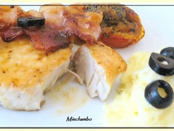 Pavé de Thon mi cuit au Lard, Tomates Provençales et Purée aux Olives