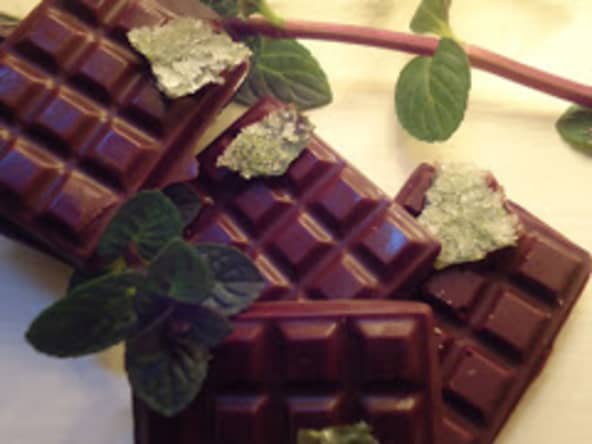 Chocolats aux cristaux de menthe et feuilles de menthe cristallisées