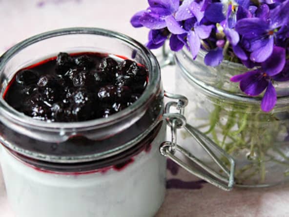 Panna Cotta végétale originale à la violette et aux myrtilles