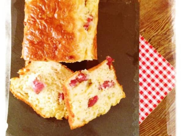 Le cake saveur flammenküche, gruyère, lardons et crème fraîche