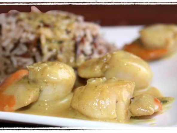 Noix de Saint-Jacques au lait de coco, curry et échalotes