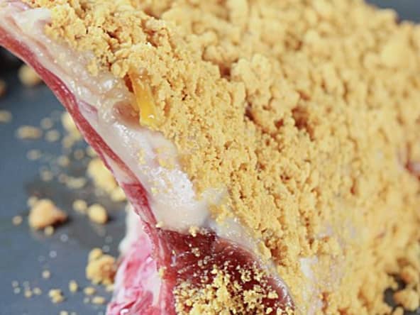 Carré d’agneau en croûte de pain d’épices, vin réduit à l’orange amère pour Pâques