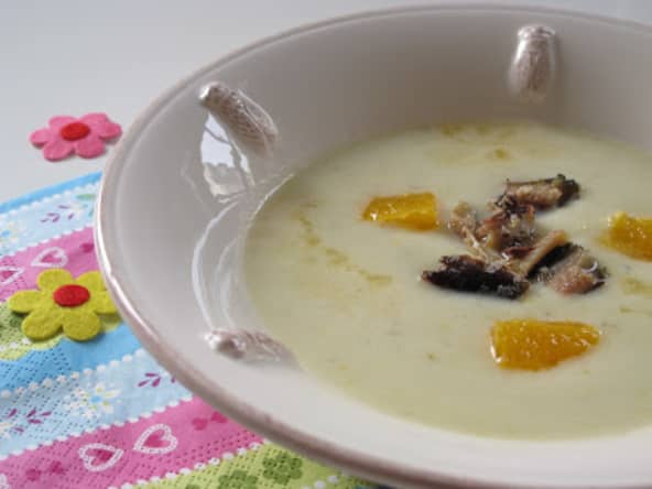 velouté de chou-fleur aromatisé à l'orange avec ses croûtons de sardines