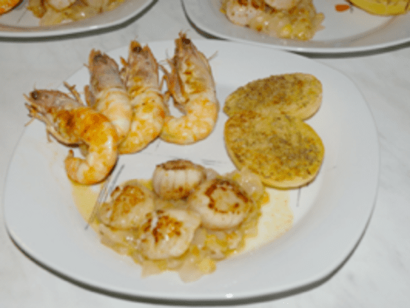 St jacques et gambas avec sa compotée de poireaux sauce orange au muscat de caramany