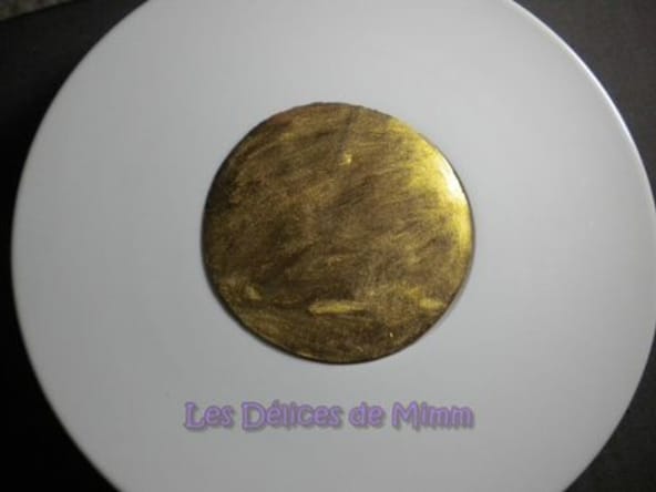 Mousse au chocolat cachée sous une feuille d’or