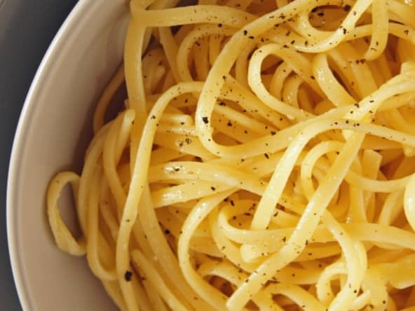 Linguine cacio e pepe au fromage et au poivre