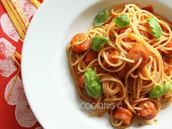 Spaghettis aux saucisses et à la sauce tomate marinara