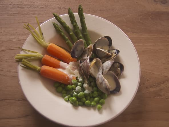 La fraîcheur est à l'honneur avec ces palourdes aux légumes primeurs, sauce au parmesan