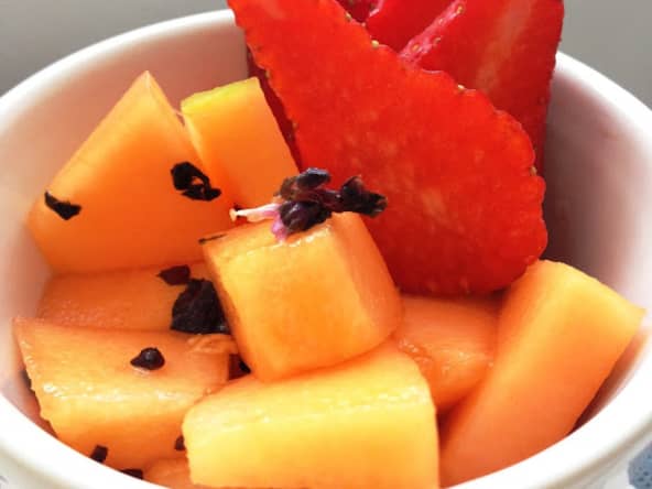 Le melon et les fraises en salade au basilic pourpre et sirop de pêche
