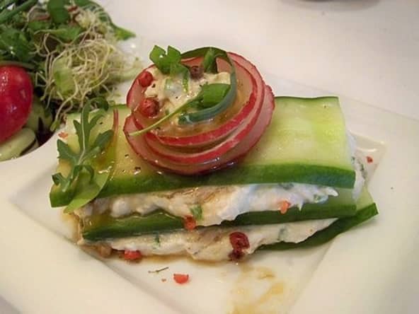 Mille feuilles de concombre, thon et brocciu corse aux fines herbes