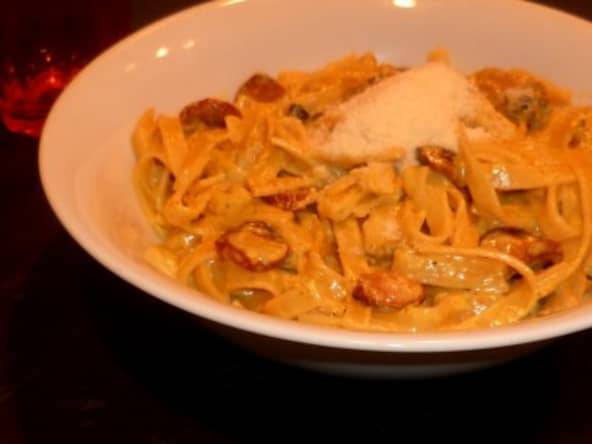 Pâtes au curry et au knackis