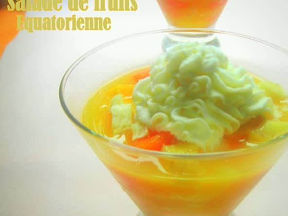 Salade de fruits exotiques (banane, mangue, salade, papaye)