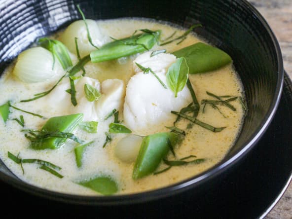 Curry vert de lotte dans une assiette creuse