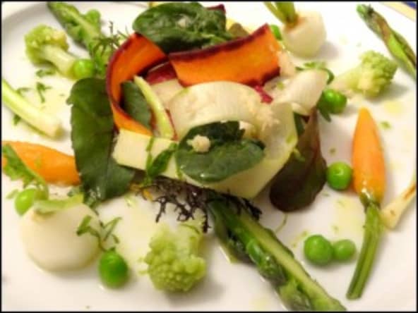 Tarte sablée au vieux cassant, légumes printaniers et vinaigrette thaï