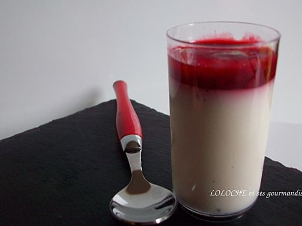 Panna cotta aux framboises et autres gourmandises pour un café gourmand