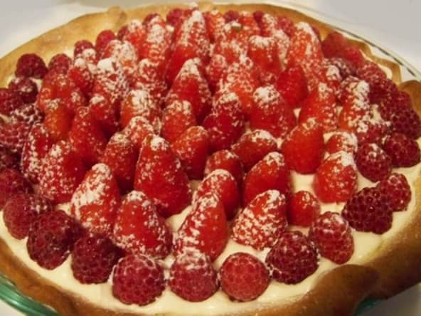 Tarte croustillante fraises framboises sur lit de mousse mascarpone