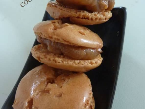 Macaron au caramel beurre salé et noix de pécan caramélisées
