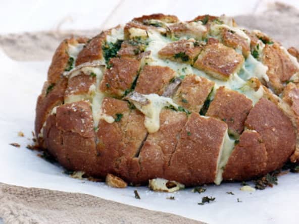 Pain à l'ail et au cantal comme un pull-apart bread pour l'apéritif