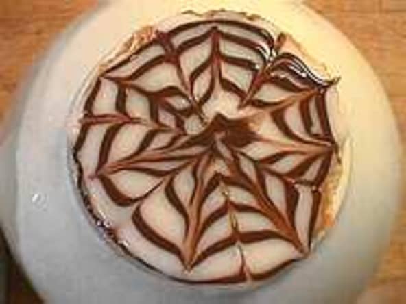 Marbrage en spirale au sommet d'un millefeuille - Technique culinaire