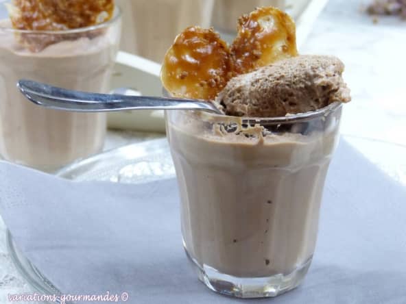 Mousse fondante au chocolat "Caramélia", tuiles coeurs Caranougats et pralin